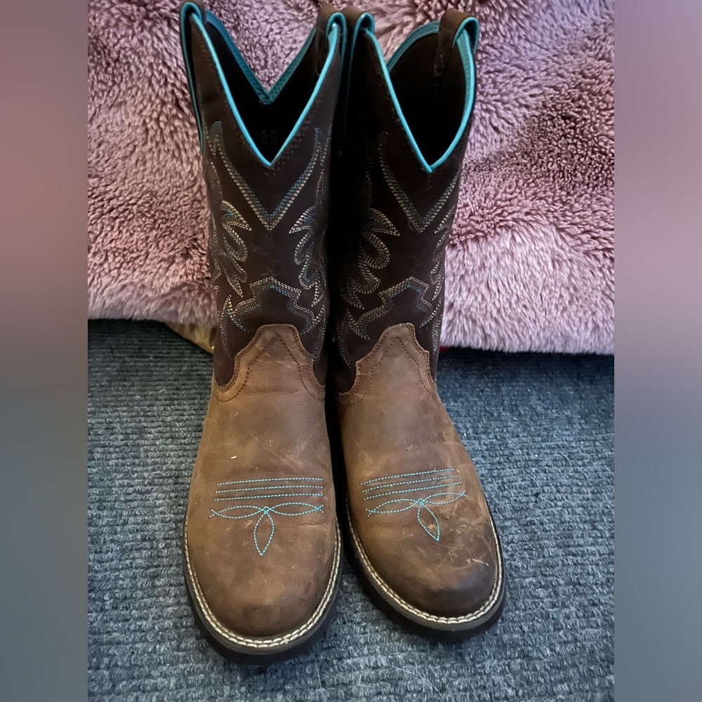 Round toe brown and teal Ariat women’s cowboy boots size 8
